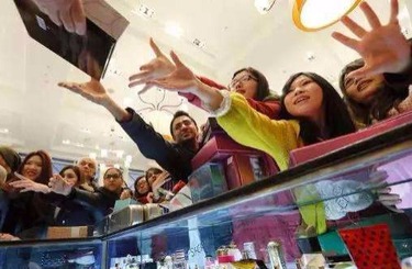 狂肏淫妇的骚屄中国人依然爱赴日旅游 消费已由爆买转向网购